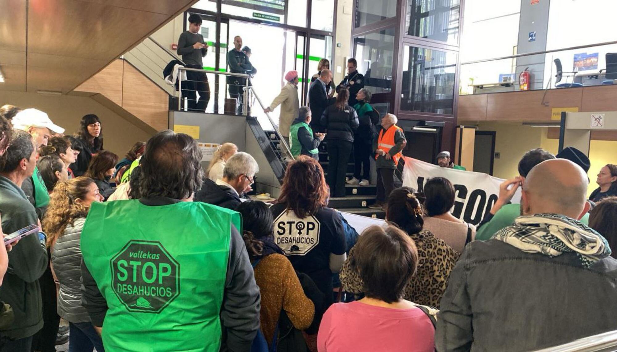 Activistas de la Plataforma de Afectados por la Hipoteca (PAH) ocupan la sede del Ministerio de Derechos sociales en Madrid.